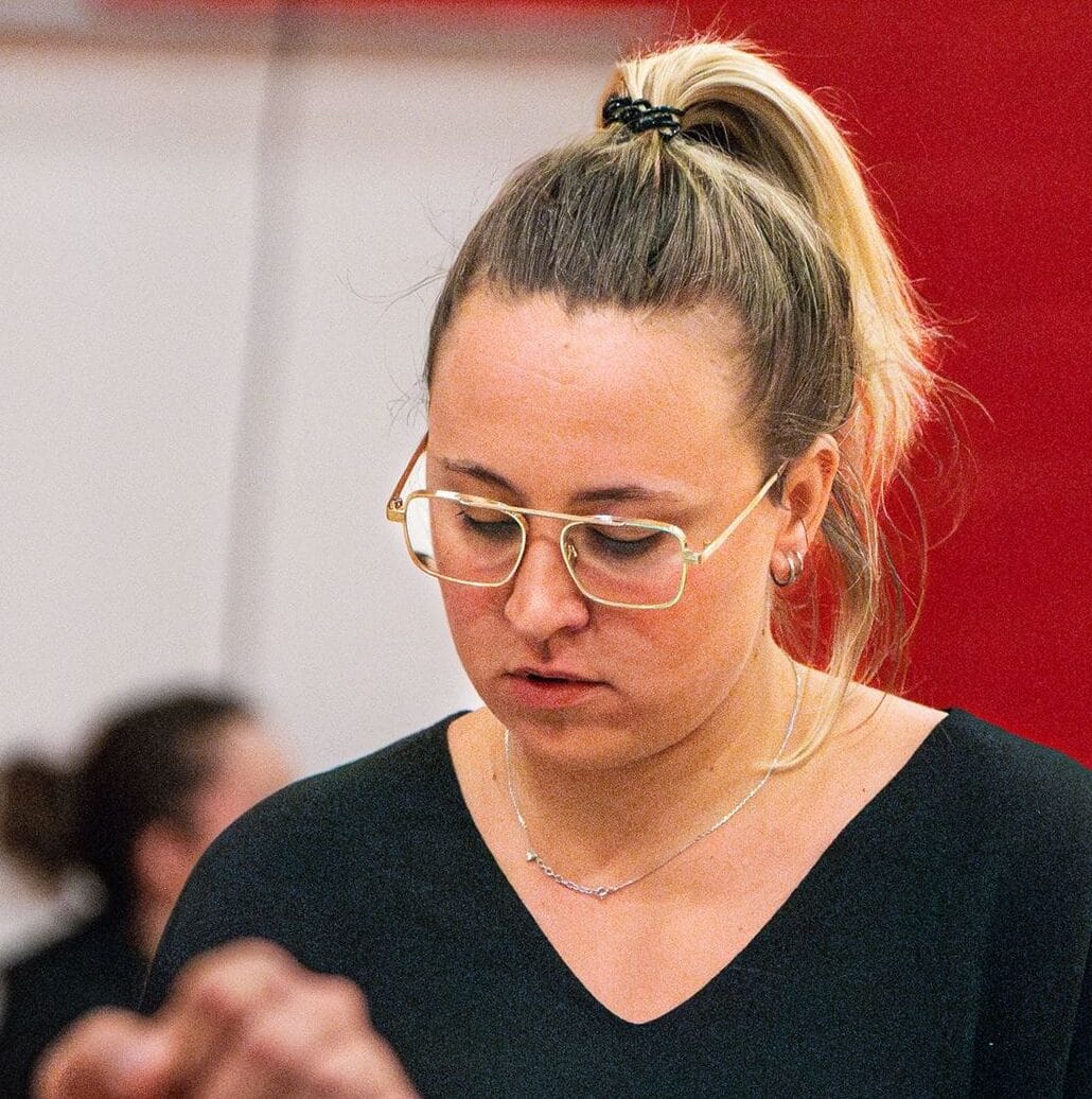 Coach Cassandra Bonnet au milieu de son équipe