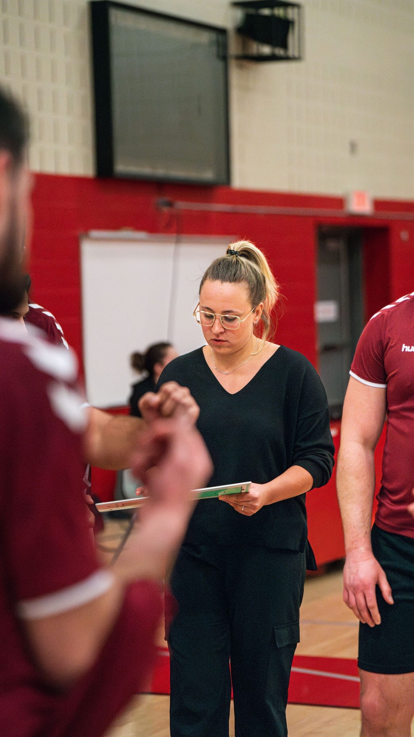 Coach Cassandra Bonnet au milieu de son équipe